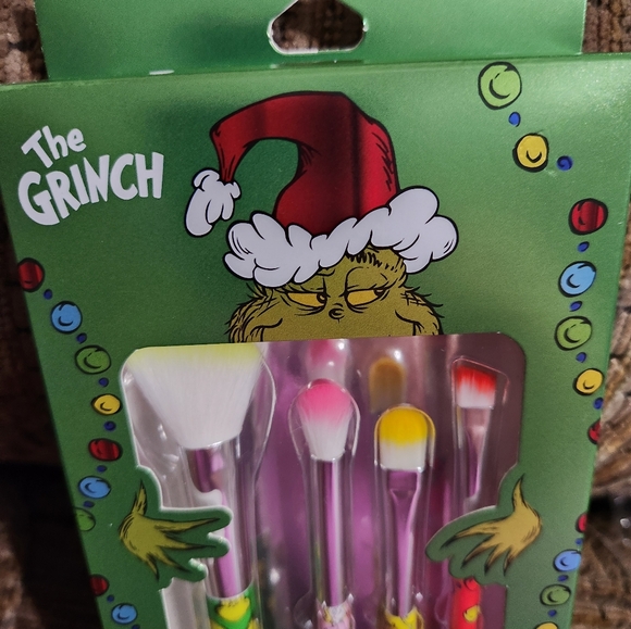 The Grinch Makeup Brush Set 4pc Cosmetic Brushes Centric Beauty LLC - Picture 3 of 10